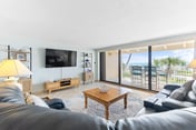 Clean & Comfortable Multi-level Oceanfront Townhouse