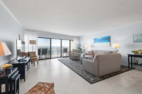 Modern and Bright Remodeled Oceanfront 2bedroom Condo - Image 1