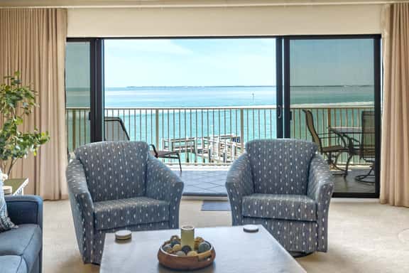 Classic & Comfortable Oceanfront Condo - Image 1