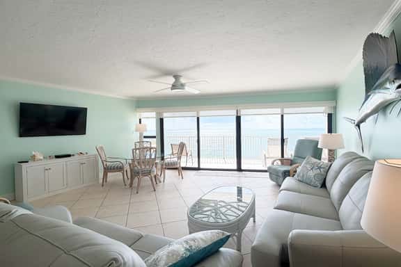 Recently Refreshed, Light & Bright Top Floor Oceanfront Condo - Image 1