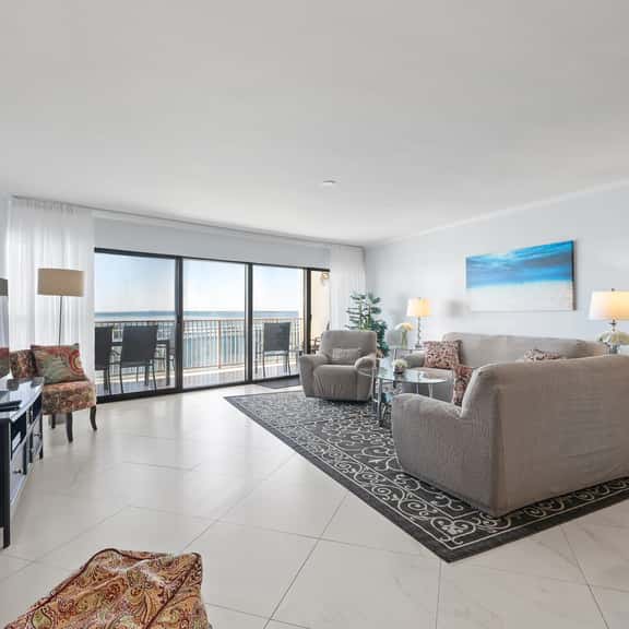 Modern and Bright Remodeled Oceanfront 2bedroom Condo - Image 1