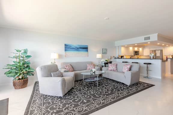 Modern and Bright Remodeled Oceanfront 2bedroom Condo