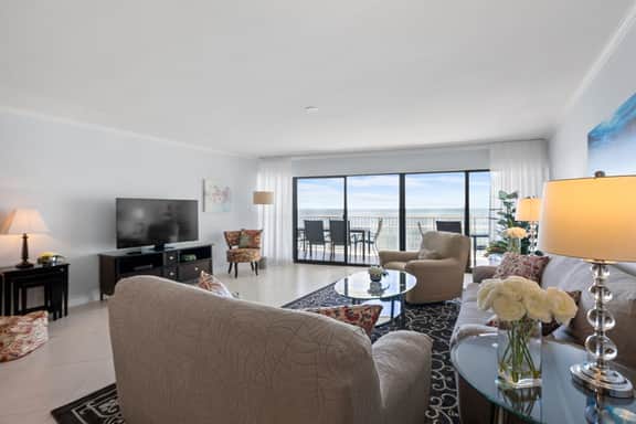 Modern and Bright Remodeled Oceanfront 2bedroom Condo