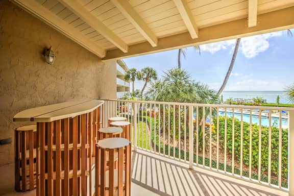 Welcoming & Tropical Oceanfront 3bd/3bath Townhouse