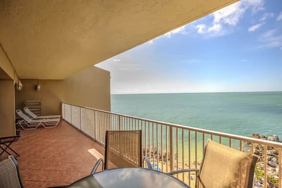 Cool & Clean Top Floor Remodeled Oceanfront Condo