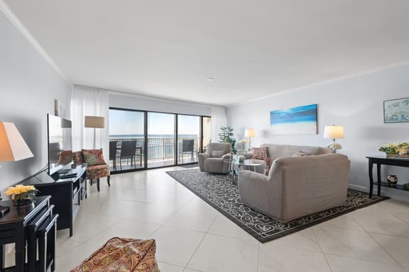 Modern and Bright Remodeled Oceanfront 2bedroom Condo