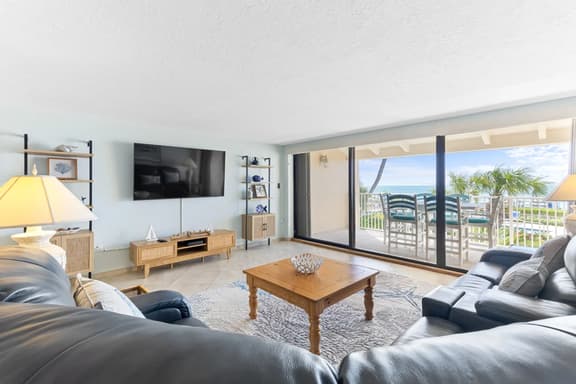 Clean & Comfortable Multi-level Oceanfront Townhouse